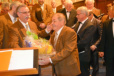 Vorsitzender Manfred Bittner überreicht Alfred Schäfer einen Geschenkkorb vom MGV Harmonie