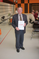 Friedrich Stadler mit seiner Urkunde für 60 Jahre Mitglied beim Männergesangverein "Harmonie" Killer