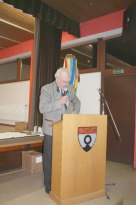 Herr Josef Rommel (1. Vositzender des Albvereins) hält eine Ansprache