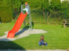 Die Kinder toben draußen auf dem Spielplatz