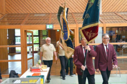 Die Fahnenabordnungen ziehen in die Witthauhalle ein